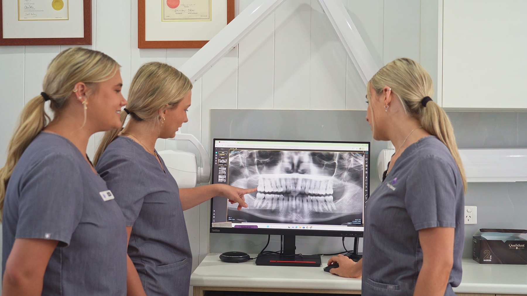 man in pain holding right lower jaw | alstonville dentist