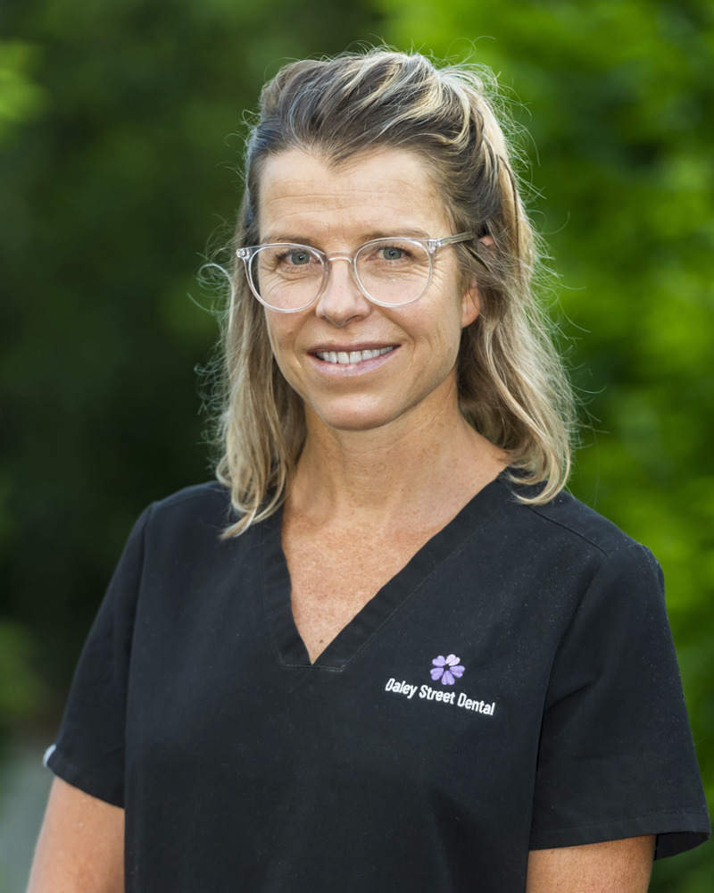 headshot of dr eleanor robertson | dentist alstonville